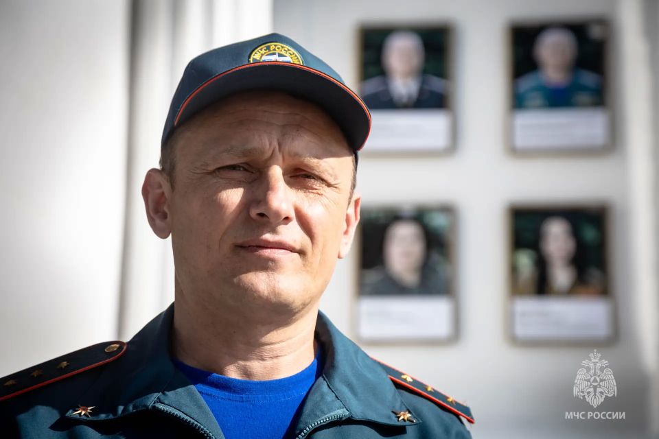 Портрет севастопольского огнеборца МЧС России Тимура Москаленко-Молодцова – на городской Доске почёта Севастополя
