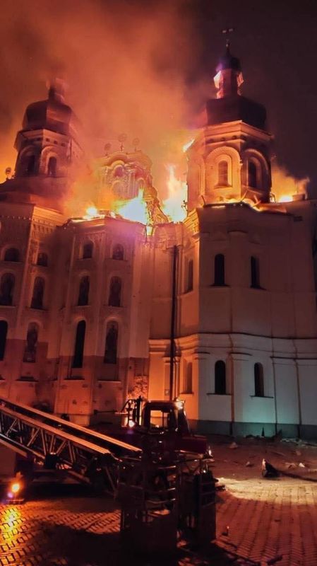 Удар по Лавре. Посмотрите, как быстро кровавый карлик с оравой сопровождающих его журнашлюх прискакал в якобы атакованную Россией Киево-Печерскую Лавру