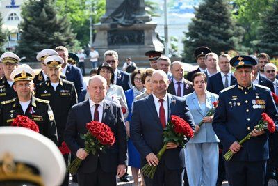 Несломленный Севастополь отметил два праздника - День России и 243-летие основания города