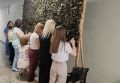 Сотрудники департамента в укрытии во время тревоги плетут маскировочные сети для наших защитников
