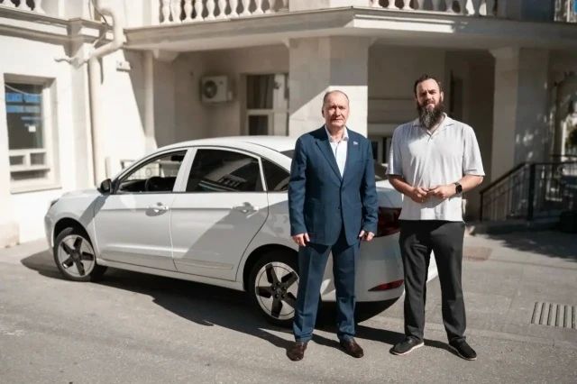 Автоволонтёрский парк «Единой России» пополнился электромобилем