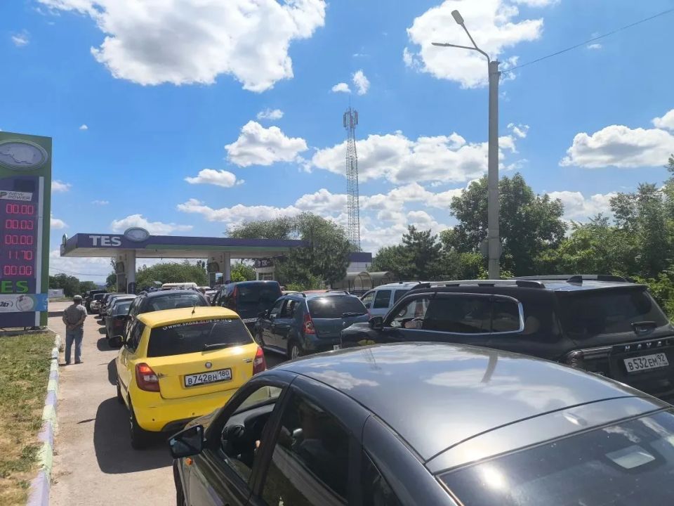 #нам_пишут. Заправка в Верхнесадовом «Стоим на заправке, на четыре колонки всего один кассир, который кроме продажи бензина готовит кофе, жарит хот-доги и продаёт мороженое