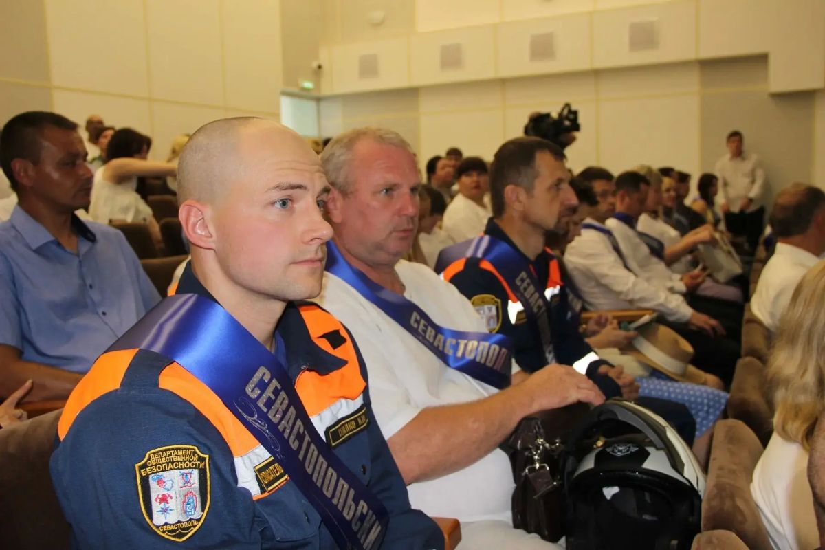 Сотрудники Спасательной службы Севастополя получили награды конкурса «Севастопольские мастера – 2026»