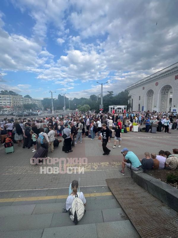 Транспортный коллапс в Симферополе: на вокзале скопилось около 1000 человек, автобусы не приходят часами — «Осторожно, новости»