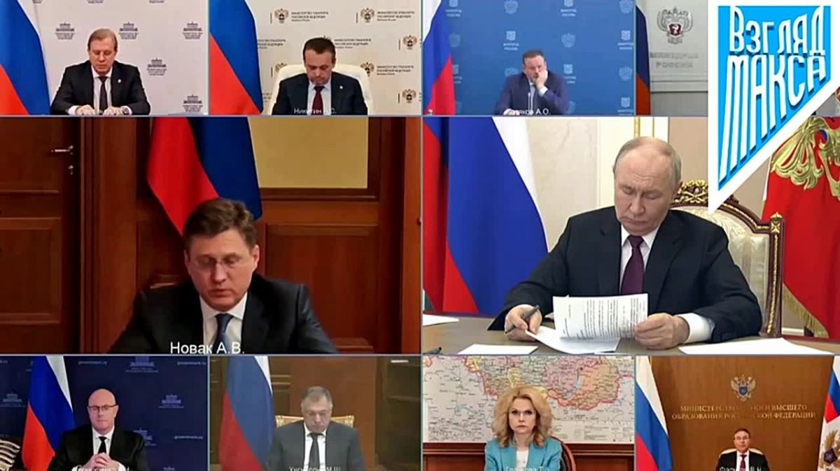 Вице-премьер Александр Новак доложил Владимиру Путину о ситуации на топливном рынке в России