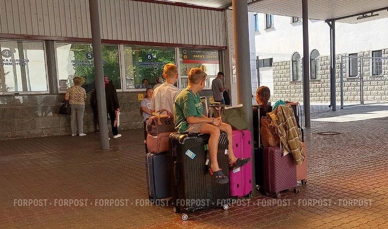 «Сами решайте, сами»: пассажиров поезда Севастополь — Мурманск оставили без автобуса