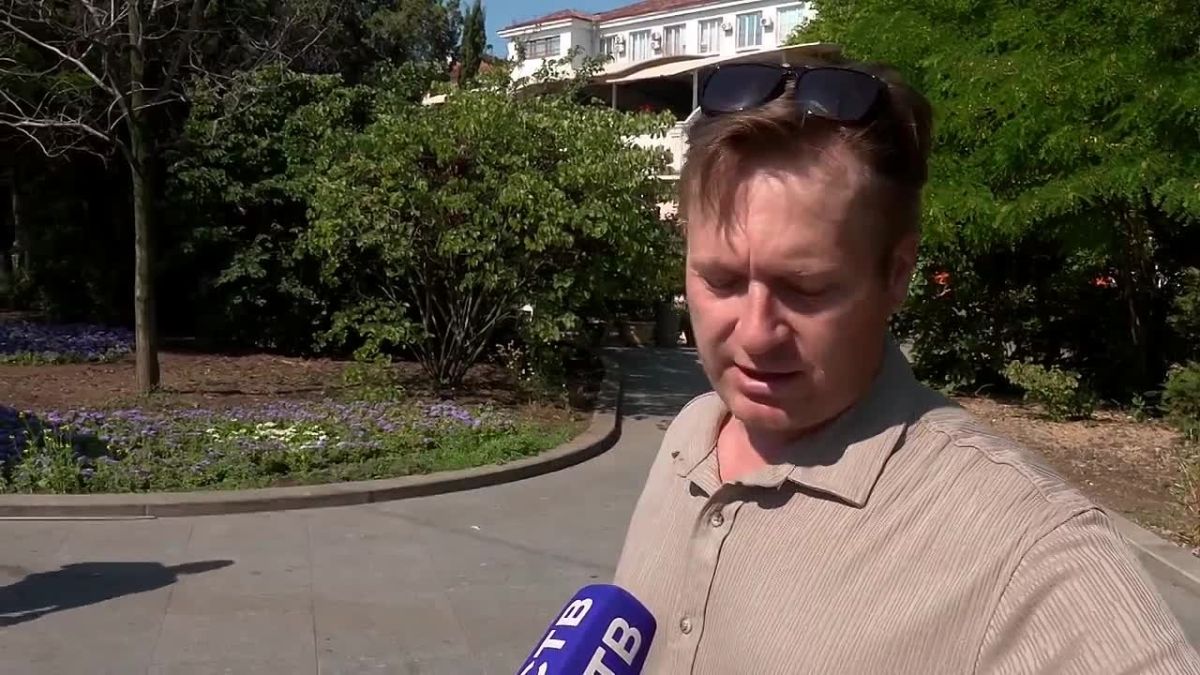 Севастополь продолжает жить На маршруты вышли дополнительные автобусы, чтобы компенсировать отсутствие троллейбусов, а для жителей районов без воды организовали подвоз цистернами