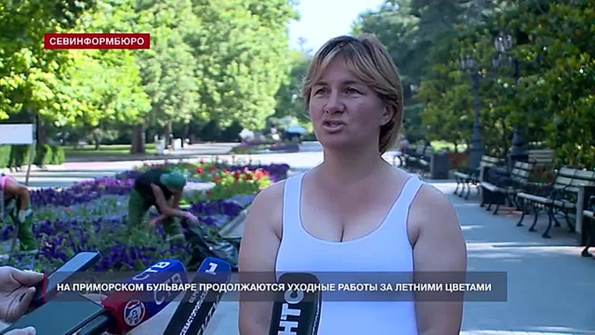 Как ухаживают за летними цветниками на Приморском бульваре