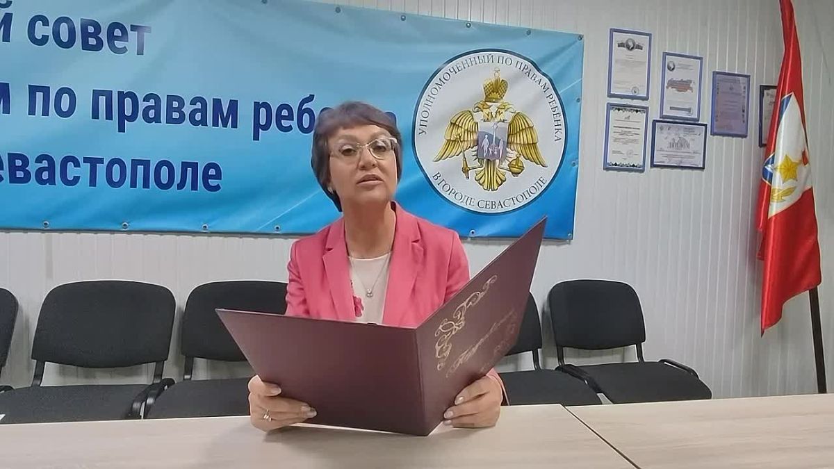 Уполномоченный по правам ребенка в городе Севастополе Марина Песчанская поздравляет личный состав Госавтоинспекции Севастополя с 90-летием со дня образования службы: