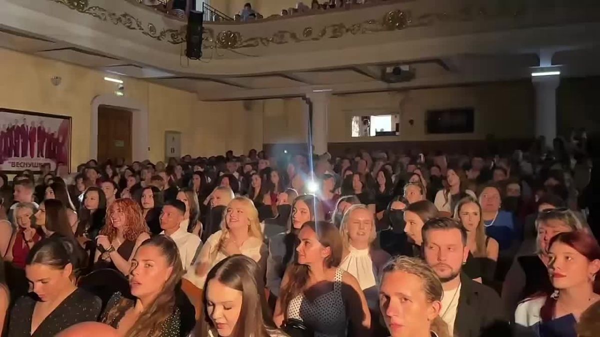 Выпускную церемонию медколледжа провели даже после отключения света