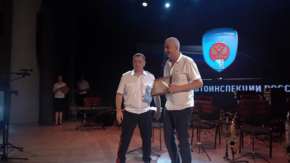 Губернатор Михаил Развожаев поздравил инспекторов Госавтоинспекции с 90-летием службы и вручил награды