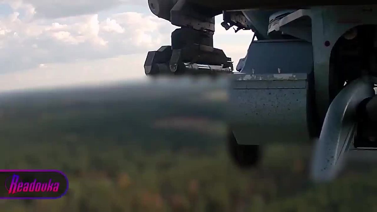 ВС РФ показали кадры боевой работы ударных вертолетов Ми-28Н, пишет Readovka. Эти «Ночные охотники» не просто выполняют свои задачи, но и несут в себе дух патриотизма: военные нанесли на ракеты надписи «За Родину!»