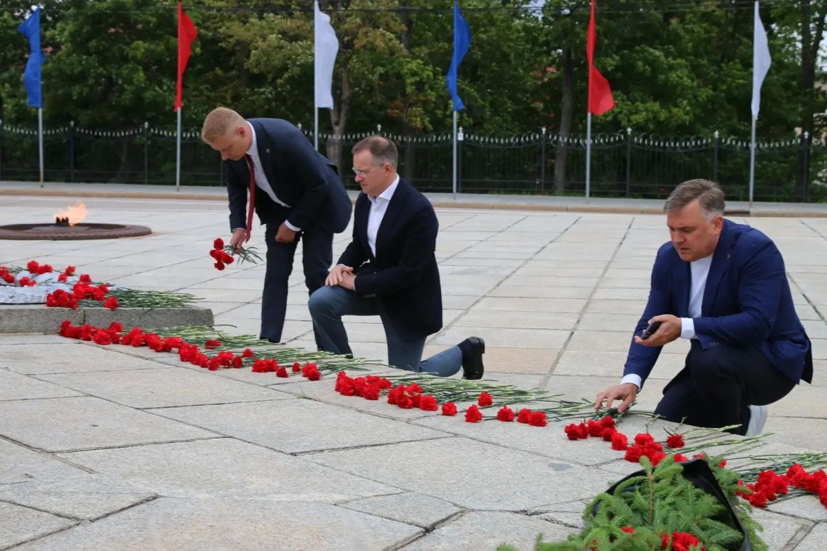 Владимир Мединский: В день 80-летия русского города Калининграда (об этом в «РГ», статья - по ссылке) вместе с руководством Калининградского РО РВИО возложили цветы к трем знаковым монументам: