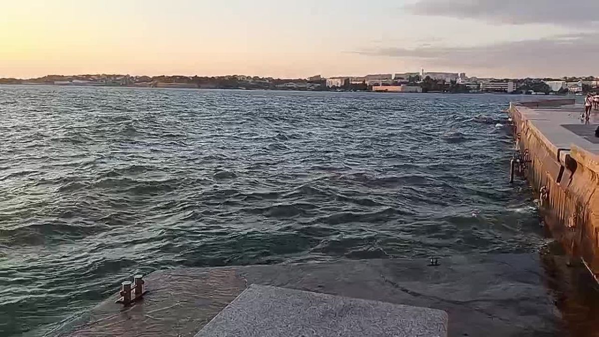 В Севастополе усиленное волнение на море
