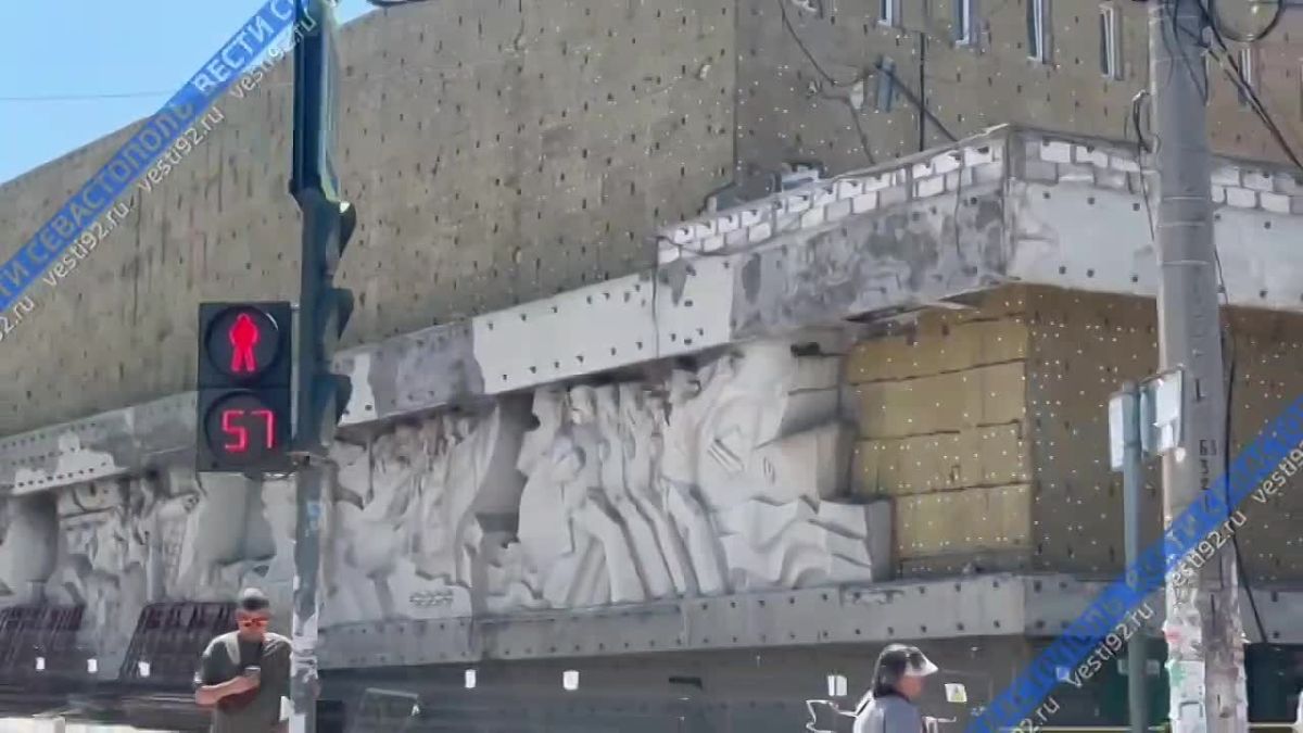 В здании бывшего кинотеатра «Россия» и на площади перед ним продолжается реконструкция