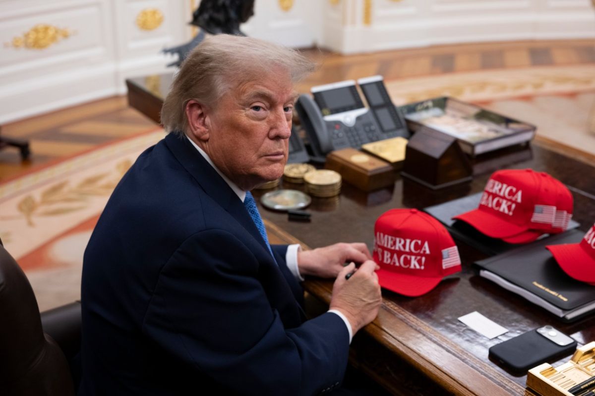 Песков: Трамп не меняет свою позицию «как флюгер»