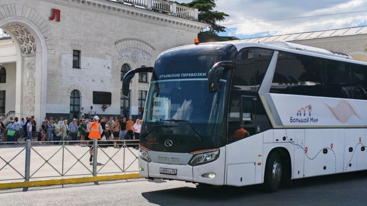 Железнодорожный перевозчик открыл продажу автобусных из городов Крыма в Керчь