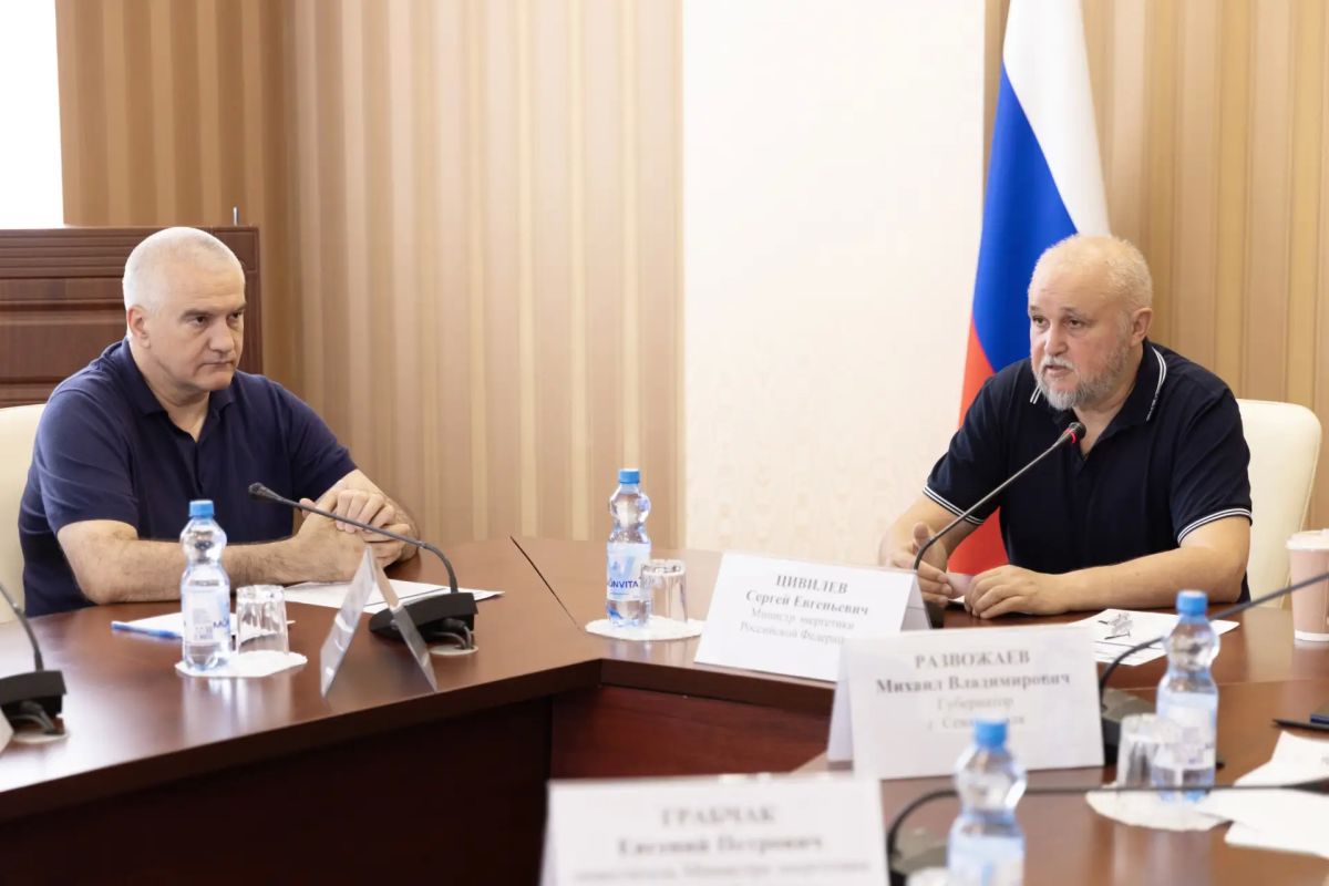 Сергей Аксёнов: Сегодня обсудили работу топливно-энергетического комплекса Крыма и Севастополя с Министром энергетики России Сергеем Евгеньевичем Цивилевым и губернатором Севастополя Михаилом Владимировичем Развожаевым