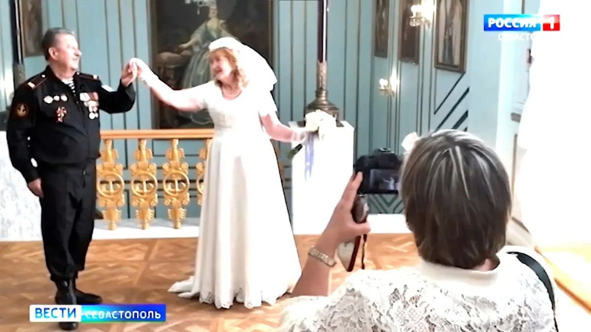 В Севастополе открылась фотовыставка «Всё начинается с любви», посвященная семейным парам с многолетним стажем
