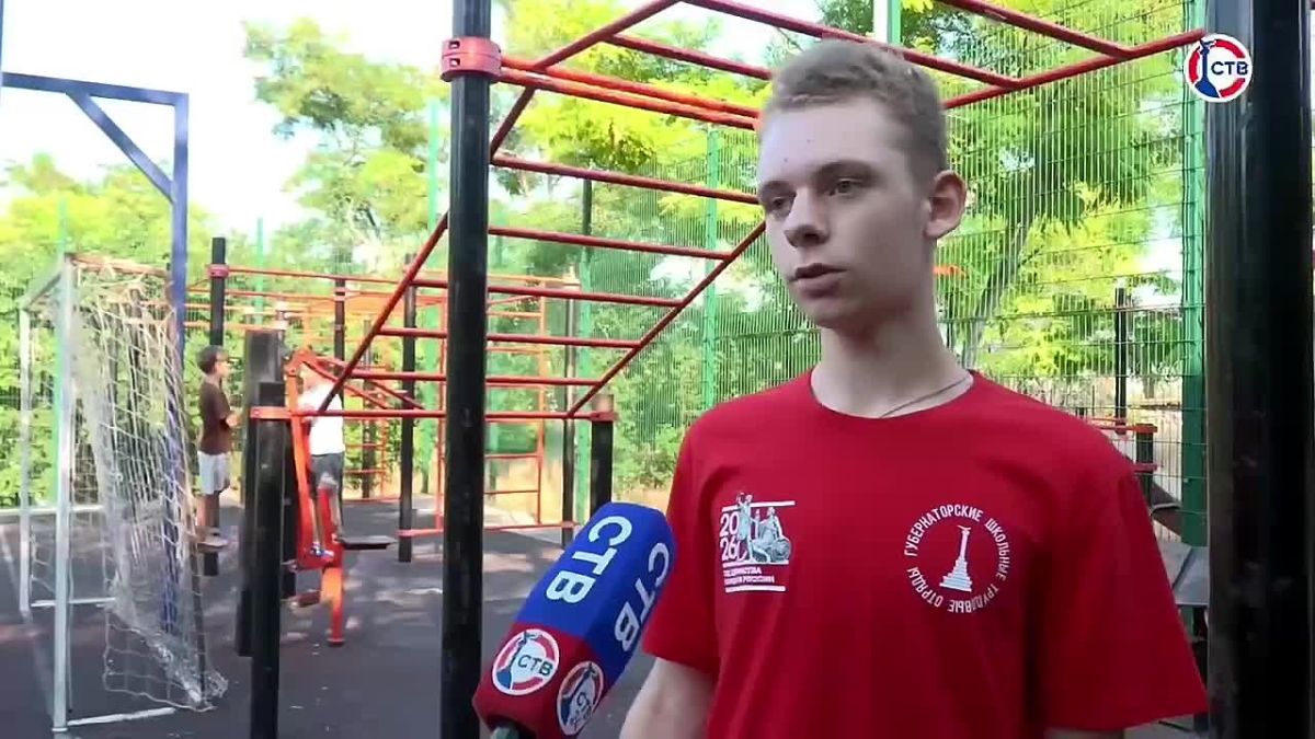 «Спорт в каждый двор»: бесплатные тренировки проходят во всех районах Севастополя На более чем 15 площадках жители от 5 до 79 лет могут бесплатно заниматься физкультурой, играть в футбол, бадминтон, прыгать на скакалке и...