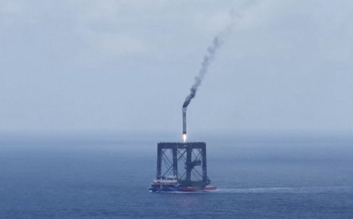 Китай впервые вернул первую ступень ракеты на море