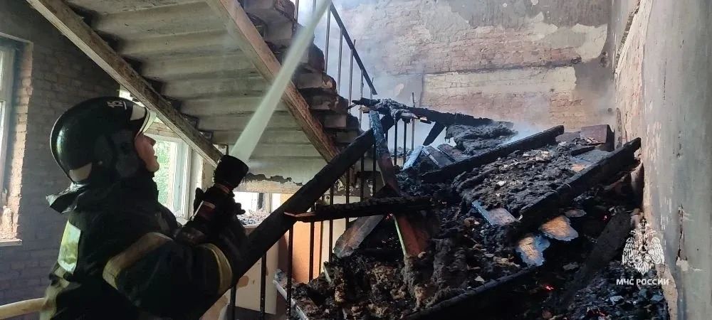 В Крыму огнеборцы ликвидировали пожар в административном здании