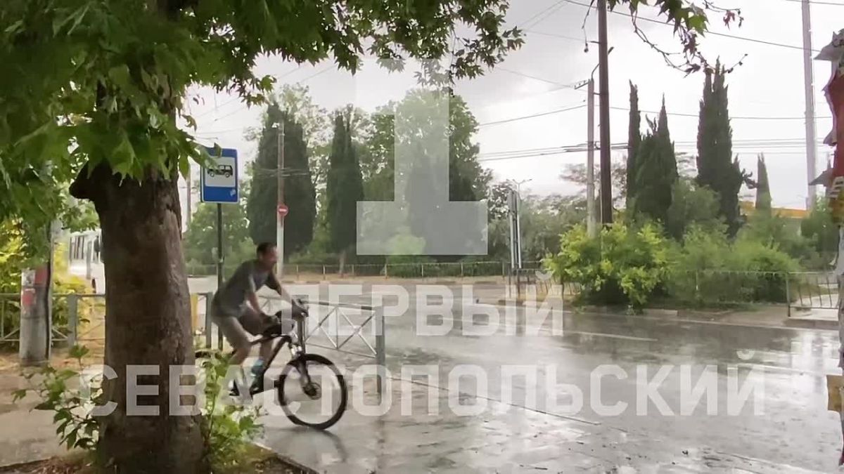 Дорожные и транспортные службы Севастополя работают в усиленном режиме из-за непогоды — вице-губернатор Иено