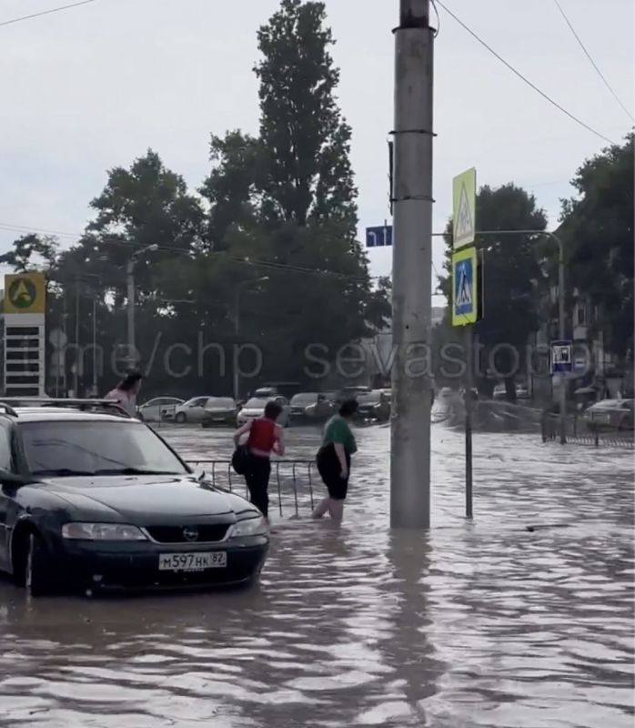 Ливень затопил дорогу у автовокзала Севастополя