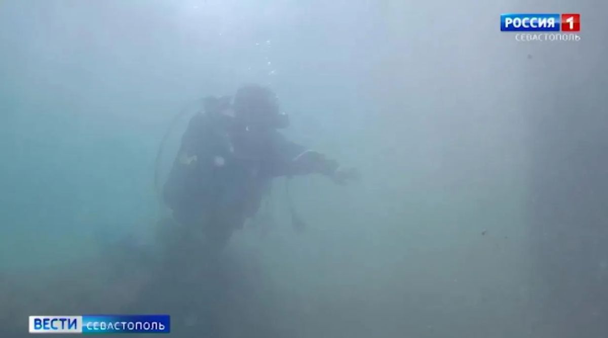 Севастопольские водолазы отрабатывают навыки спасения на глубине