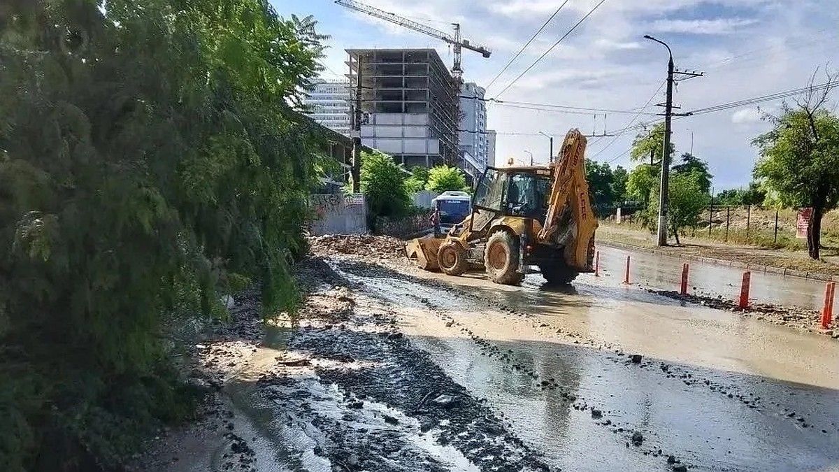 В Севастополе устраняют последствия сильного ливня