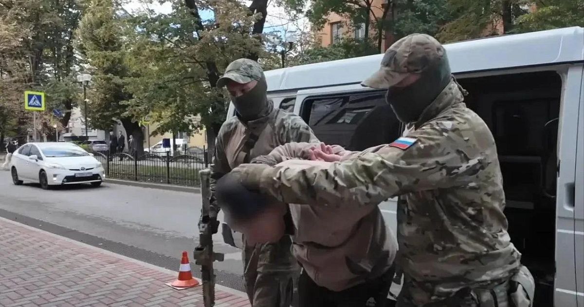 Севастополец ответит в суде за подготовку взрыва памятника в честь 300-летия Российского флота