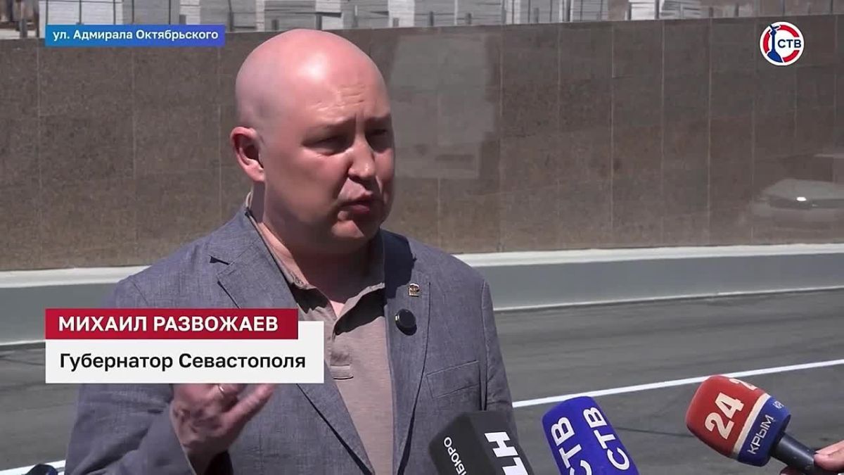 На улице Адмирала Октябрьского запустили рабочее движение автомобилей и открыли проход для пешеходов За время работ специалисты не только восстановили проезжую часть, но и полностью укрепили склон. Также обустроили...