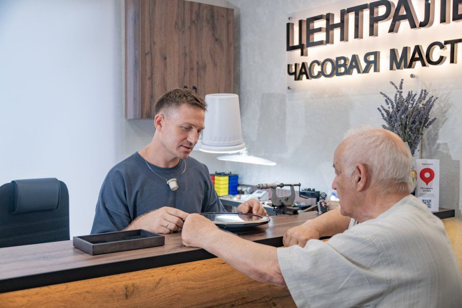Севастополец открыл мастерскую часов благодаря соцконтракту