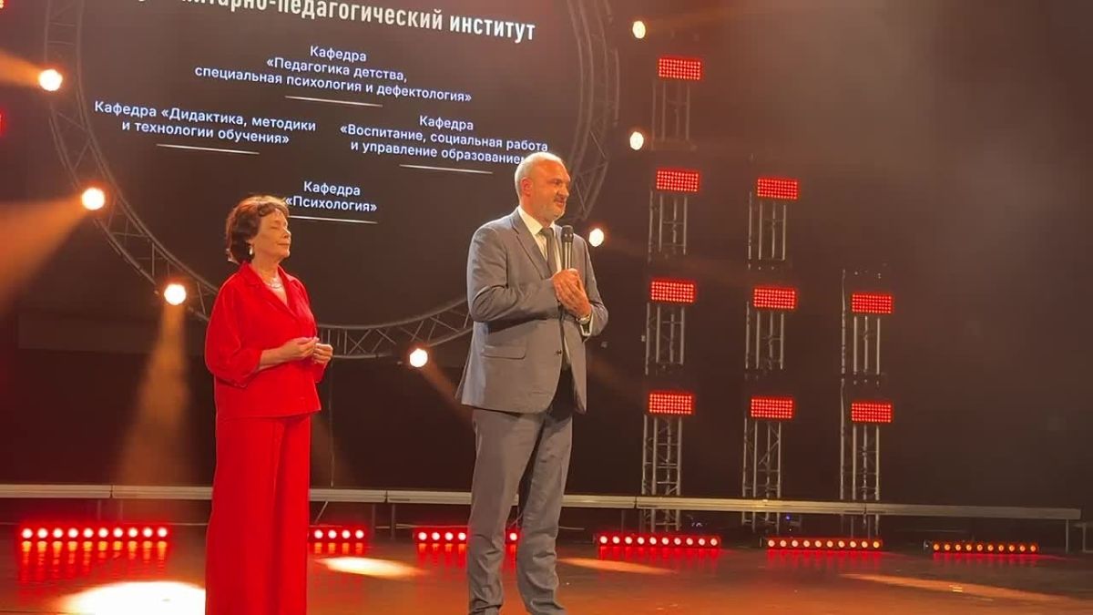 Выпускники Гуманитарно-педагогического института Севастопольского государственного университета – будущее системы образования Севастополя и России! С большим удовольствием поздравил выпускников и вручил им красные дипломы