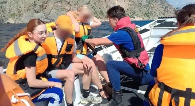 Спасатели помогли 14-летнему подростку на Яшмовом пляже