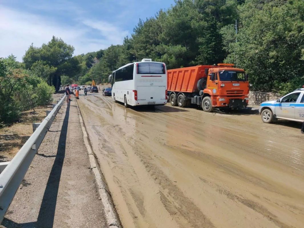 Восстановлено движение на 25-м км дороги «Ялта – Севастополь» после схода селя