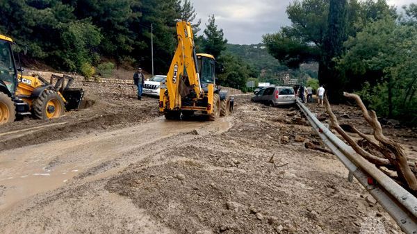 Последствия шторма на Южном берегу Крыма ликвидируют более 100 человек