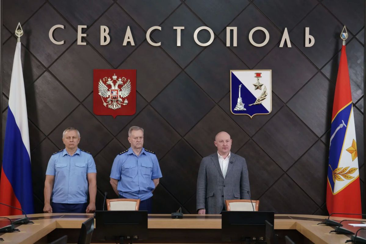 Заместитель Генерального прокурора Российской Федерации Петр Городов, прокурор города Севастополя Андрей Шевцов и Губернатор города Севастополя Михаил Развожаев вручили детям-сиротам и детям, оставшимся без попечения...
