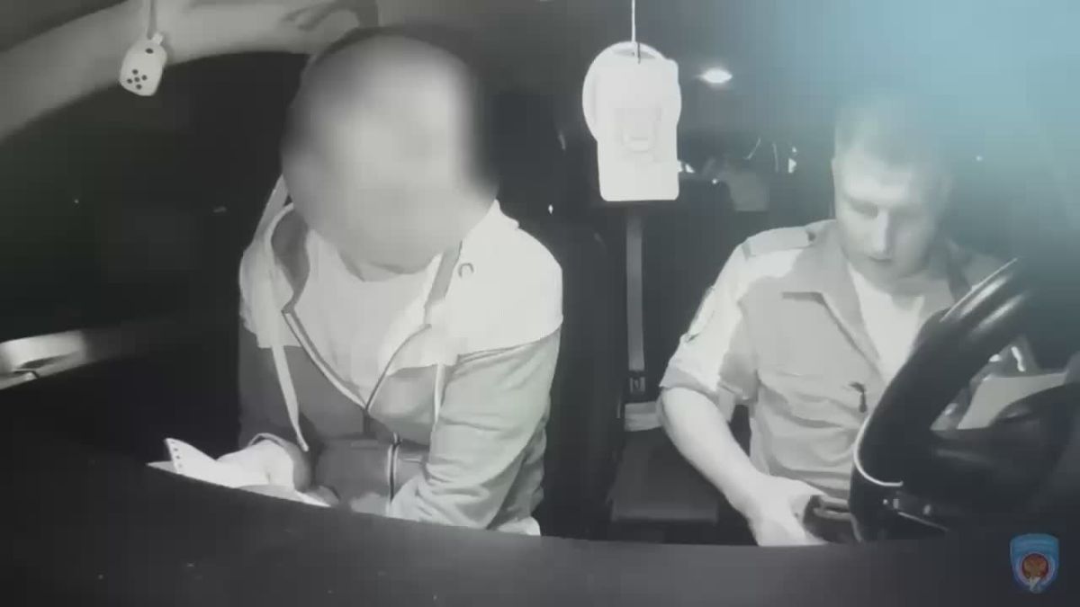 В Севастополе водитель устроил пьяный дебош, избил машину и попытался сбежать