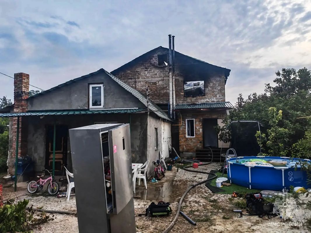 Пожар в частном доме ликвидировали севастопольские сотрудники МЧС России
