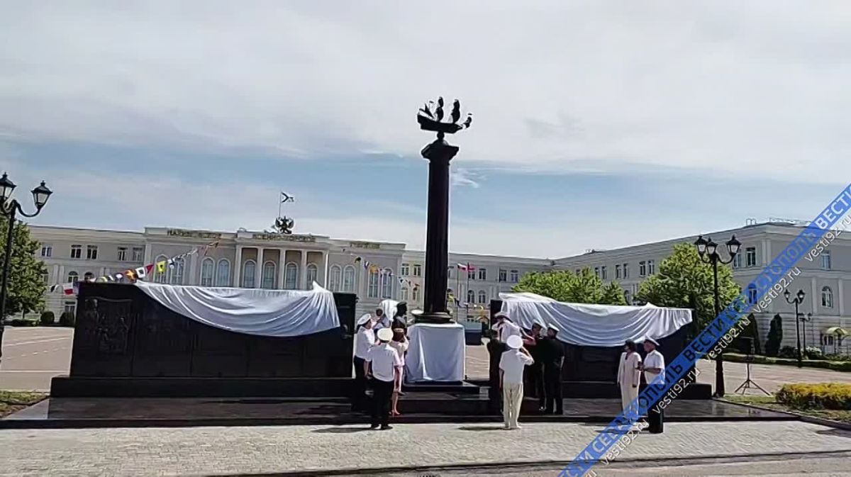 В Севастополе открыли стелу «Во славу российского флота — служим России с детства»