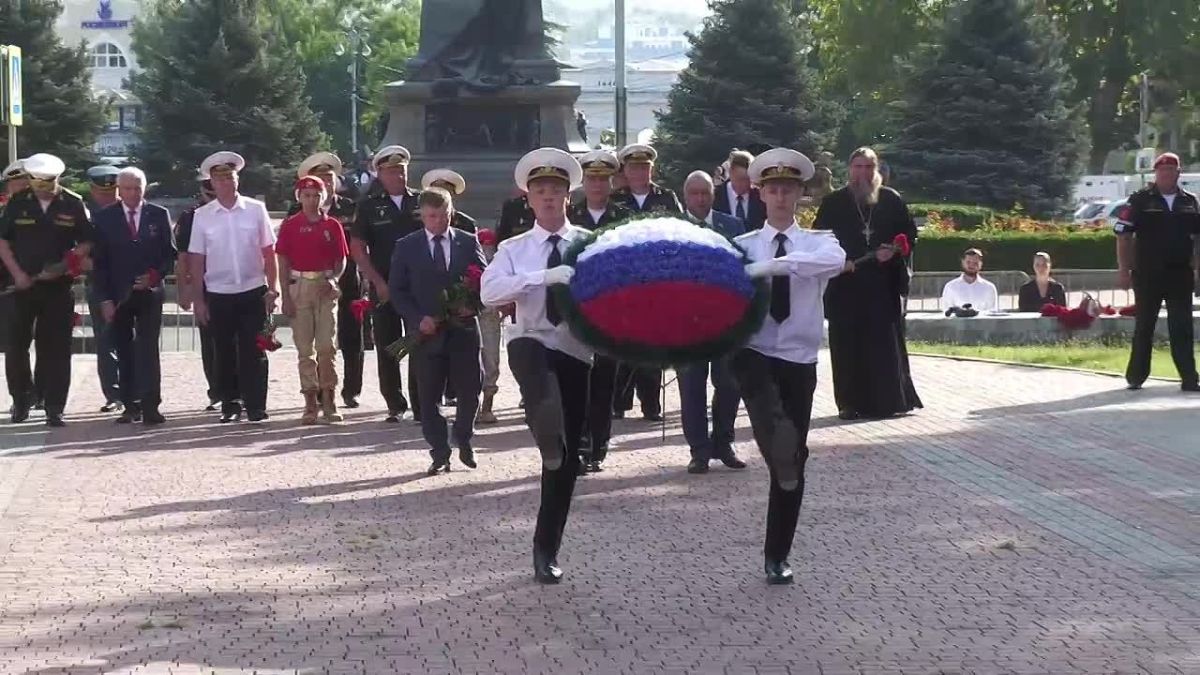 В Севастополе возложили цветы в честь Дня ВМФ России