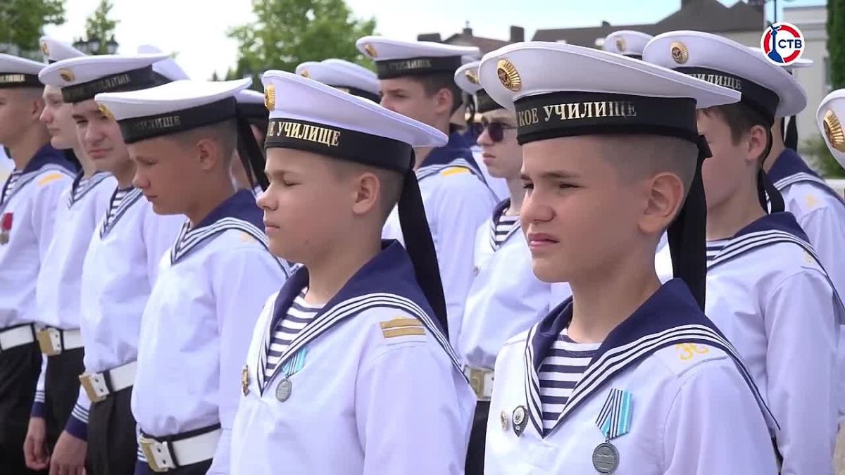 На территории филиала Нахимовского военно-морского училища открыли стелу «Во славу Российского флота – служим России с детства» Стела символизирует преемственность поколений и путь будущих офицеров флота. Сегодня здесь...