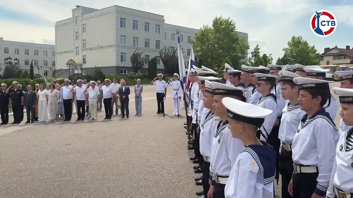 В Севастополе открыли стелу «Во славу Российского флота служим России с детства» Центральной фигурой композиции на территории филиала Нахимовского военно-морского училища стал Адмирал Флота Советского Союза, Герой Советского...