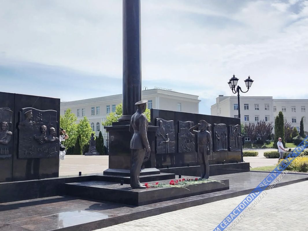 В Севастополе открыли стелу «Во славу российского флота — служим России с детства»