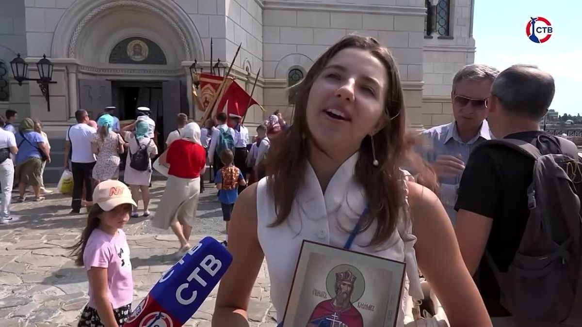 В Новом Херсонесе отметили День Крещения Руси Сотни верующих вместе со священнослужителями совершили крестный ход от Музея христианства к Свято-Владимирскому собору, где митрополит Симферопольский и Крымский Тихон провел...