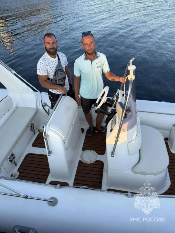 В Крыму спасатели сняли с сап-доски двух парней, которых уносило в море