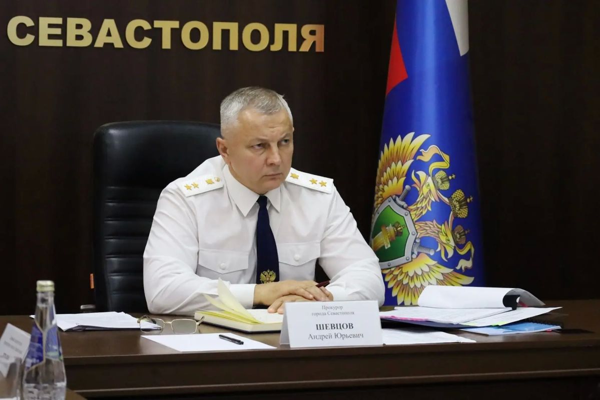 На заседании коллегии прокуратуры города прокурор Севастополя Андрей Шевцов определил приоритетные задачи для работников ведомства на второе полугодие 2026 года
