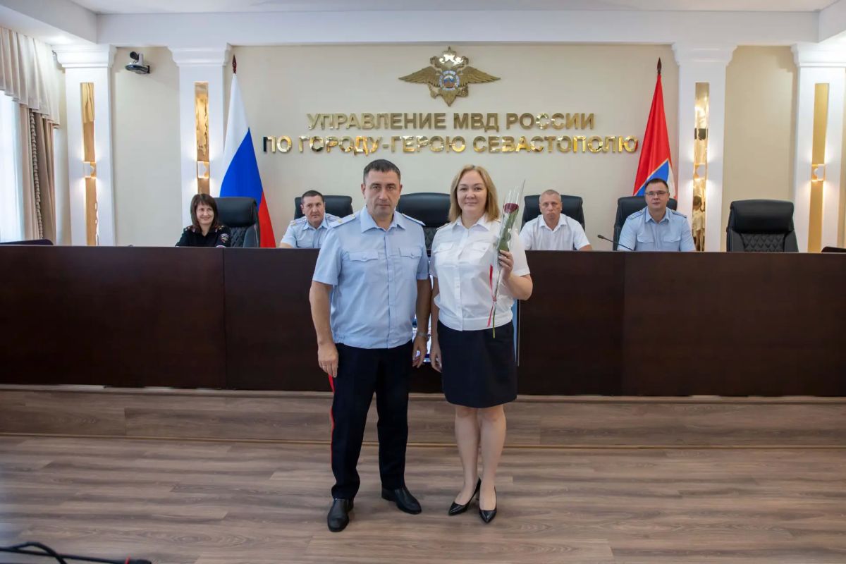 Начальник УМВД России по г.Севастополю генерал-майор полиции Сергей Сигунов поздравил сотрудников тыла с профессиональным праздником