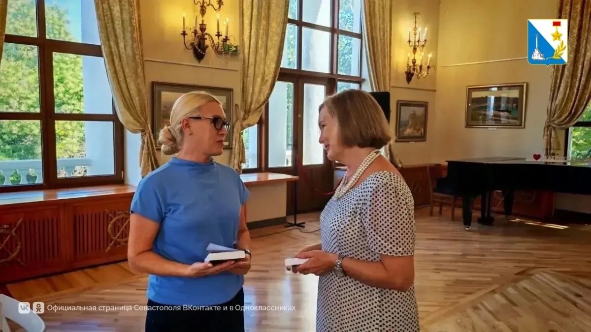 Дочь Юлиана Семёнова передала в дар севастопольским библиотекам роман «Третья карта»
